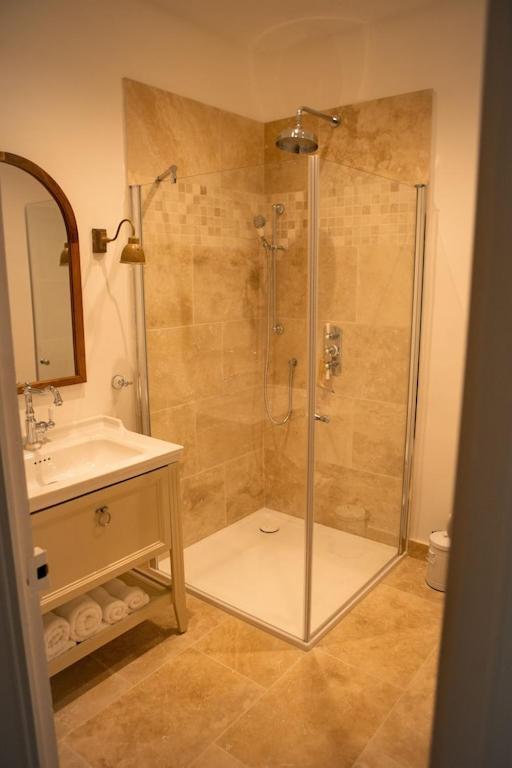 La Maison Du Bassin LʼIsle-sur-la-Sorgue Extérieur photo