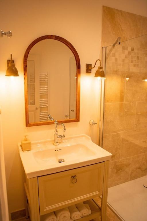 La Maison Du Bassin LʼIsle-sur-la-Sorgue Extérieur photo